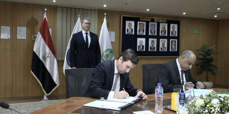 مصر توقع اتفاقية بترولية جديدة مع “لوك أويل” الروسية لتعزيز الإنتاج في الصحراء الشرقية