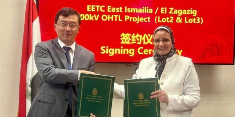 « نقل الكهرباء» توقّع عقدًا مع «PowerChina» لإنشاء خط هوائي مزدوج الدائرة جهد 500 ك.ف شرق الإسماعيلية – الزقازيق