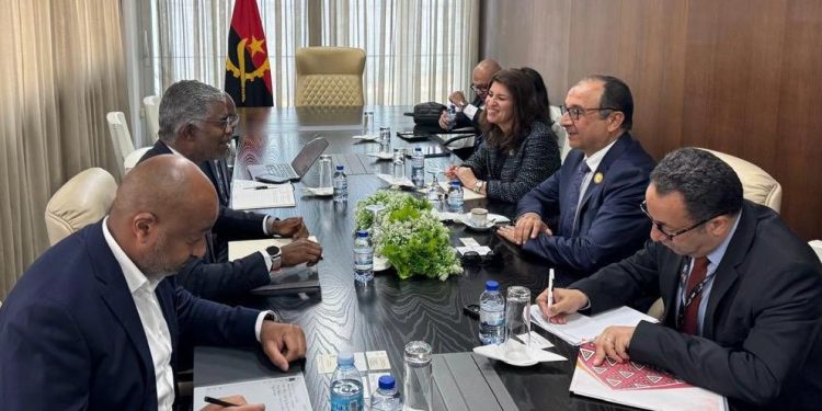 وزير قطاع الأعمال العام يلتقي بوزيري النقل والبترول الأنجوليين على هامش قمة لواندا