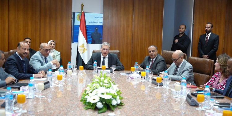 وزير البترول يبحث مع قيادات “جابكو” جهود و تحديات زيادة الإنتاج من خليج السويس