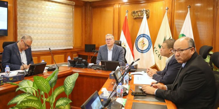 عاجل.. وزارة البترول تعلن بدء عودة إمدادات الغاز التدريجية إلى القطاعات الصناعية صباح اليوم