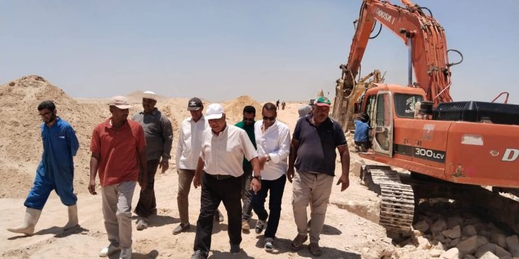 رئيس شركة مياه الشرب بالبحر الأحمر يتابع أعمال ازدواج خط مياه الكريمات