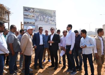 وزير الإسكان يبدأ جولة تفقدية بالعاشر من رمضان ويتفقد الطرق والمحاور ومشروع ديارنا السكني بالمدينة