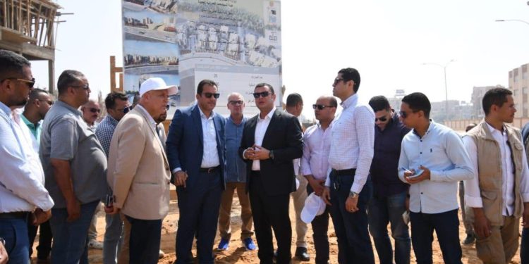 وزير الإسكان يبدأ جولة تفقدية بالعاشر من رمضان ويتفقد الطرق والمحاور ومشروع ديارنا السكني بالمدينة
