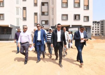 وزير الإسكان يتفقد مشروع الإسكان الأخضر وتطوير شبكة الصرف الصناعي بالمنطقة الصناعية A1