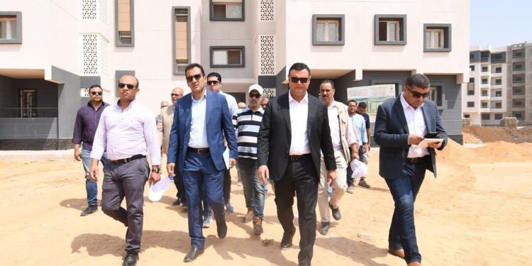 وزير الإسكان يتفقد مشروع الإسكان الأخضر وتطوير شبكة الصرف الصناعي بالمنطقة الصناعية A1