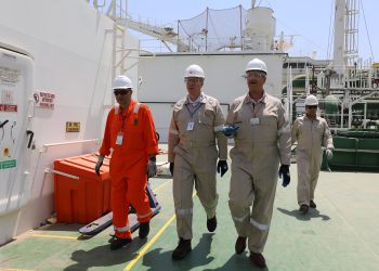 بالصور.. وزير البترول يتفقد تجهيزات سفينة التغييز “Energos Eskimo” بميناء العين السخنة
