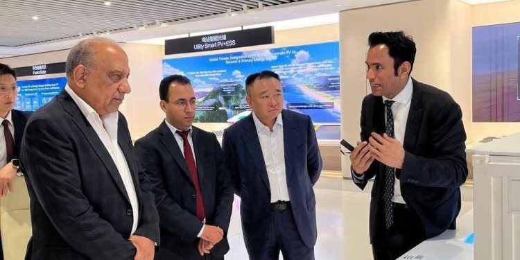 وزير الكهرباء يزور مجموعة شركات هواوي الصينية لبحث تعزيز التعاون والشراكة فى مجالات الطاقة المتجددة