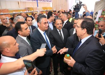 وزير التموين ومحافظ الشرقية يفتتحان سوق اليوم الواحد بالعاشر من رمضان