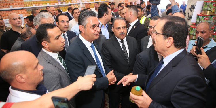 وزير التموين ومحافظ الشرقية يفتتحان سوق اليوم الواحد بالعاشر من رمضان