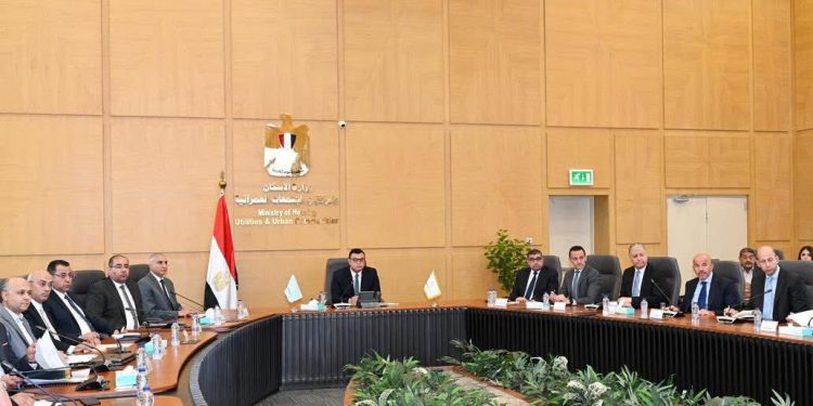 وزير الإسكان يعقد اجتماعاً لمتابعة موقف منطقة الأعمال المركزية بالعاصمة الإدارية الجديدة