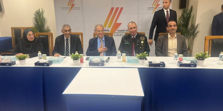 بحضور رئيس وقيادات «القابضة للكهرباء».. إحتفالية خاصة لتكريم رئيس القطاع القانونى بالشركة