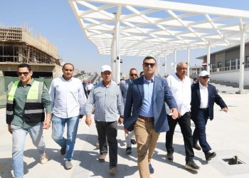 وزير الإسكان يتفقد المنطقة الاستثمارية ومشروع الأرينا بحدائق “تلال الفسطاط”