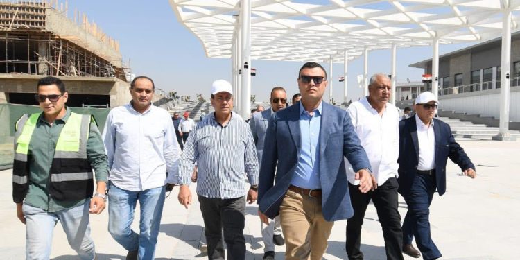 وزير الإسكان يتفقد المنطقة الاستثمارية ومشروع الأرينا بحدائق “تلال الفسطاط”