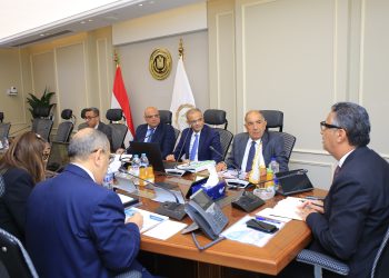 وزير التموين يجتمع مع رئيس مجلس إدارة الشركة المصرية لتجارة الجملة لمتابعة انتظام العمل وموقف توافر السلع بالمنافذ والمخازن