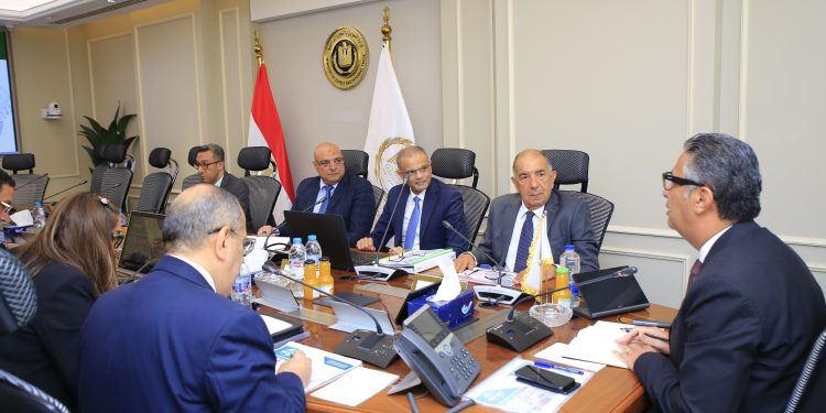 وزير التموين يجتمع مع رئيس مجلس إدارة الشركة المصرية لتجارة الجملة لمتابعة انتظام العمل وموقف توافر السلع بالمنافذ والمخازن