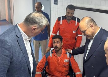  بدوي وجبران يطمئنان على الناجين من حادث بارج خليج السويس