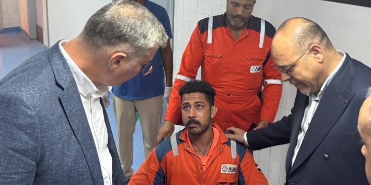  بدوي وجبران يطمئنان على الناجين من حادث بارج خليج السويس