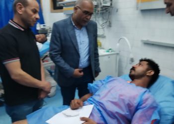 رئيس نقابة البترول يتابع الحالة الصحية لمصابي حادث البارجة في مستشفى الجونة للاطمئنان عليهم