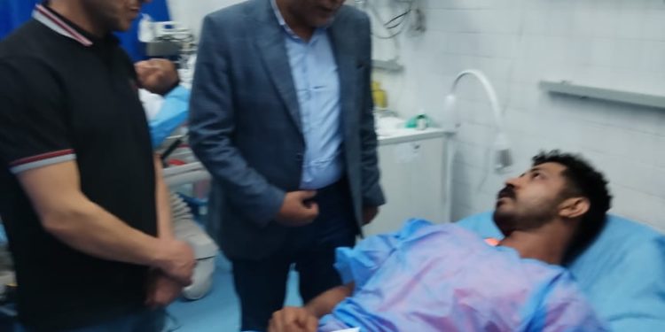 رئيس نقابة البترول يتابع الحالة الصحية لمصابي حادث البارجة في مستشفى الجونة للاطمئنان عليهم