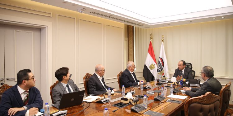 وزير قطاع الأعمال يلتقي وفدًا من شركة “GS E&C” الكورية لبحث فرص التعاون