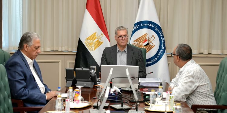 وزير البترول  يتابع إجراءات العثور على المفقودين بحادث البارج البحري والتعامل مع تداعياته وفق خطط الطوارىء
