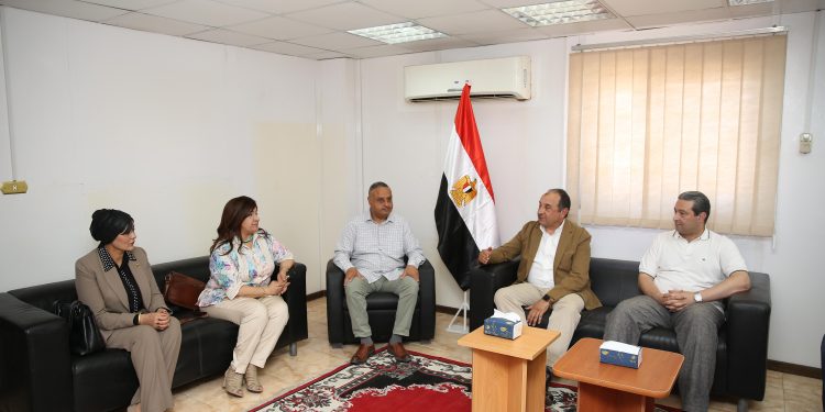 وزير قطاع الأعمال  يبدأ زيارة تفقدية لشركة دمياط للغزل والنسيج ويلتقي عددا من نواب البرلمان