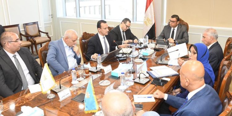 وزير الإسكان يعقد اجتماعاً لمتابعة آخر مستجدات إنشاء وحدتي “تنظيم السوق العقارية” و”تصدير العقار المصري” بهيئة المجتمعات العمرانية الجديدة
