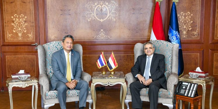 الفريق أسامة ربيع يبحث سبل التعاون المشترك مع سفير تايلاند في مجال الخدمات البحرية
