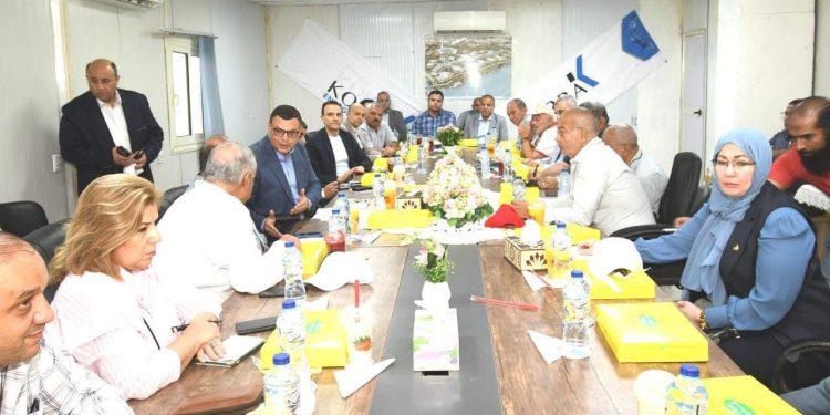 وزير الإسكان يعقد اجتماعا مع الشركات العاملة بحدائق تلال الفسطاط