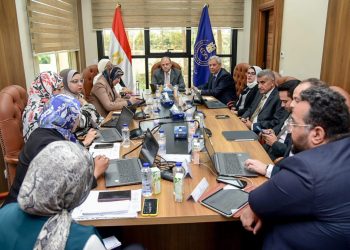  رئيس هيئة الدواء المصرية يبحث مع “القابضة للأدوية” آليات دعم الصناعة الوطنية