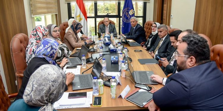  رئيس هيئة الدواء المصرية يبحث مع “القابضة للأدوية” آليات دعم الصناعة الوطنية