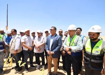 وزير الإسكان يتفقد محاور الطرق ومحطة تنقية مياه الشرب الجديدة بمدينة السادات