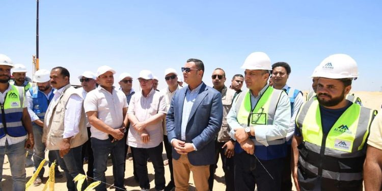 وزير الإسكان يتفقد محاور الطرق ومحطة تنقية مياه الشرب الجديدة بمدينة السادات