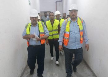 رئيس”المحطات المائية” للكهرباء يواصل جولاته بزيارة محطة نجع حمادي