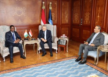 الفريق أسامة ربيع يبحث سبل التعاون الثنائي مع السفير الإيفواري في مجالات تطوير الموانئ والتدريب 