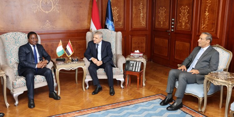 الفريق أسامة ربيع يبحث سبل التعاون الثنائي مع السفير الإيفواري في مجالات تطوير الموانئ والتدريب 