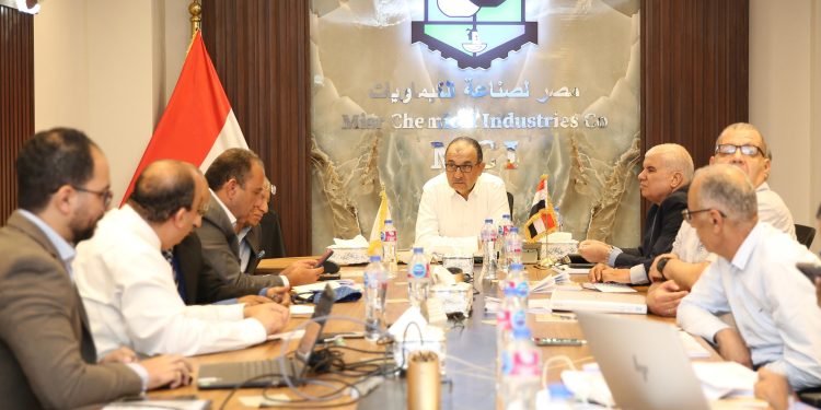 وزير قطاع الأعمال العام يتابع الموقف التنفيذي لمشروعات شركتي النصر والدلتا للأسمدة
