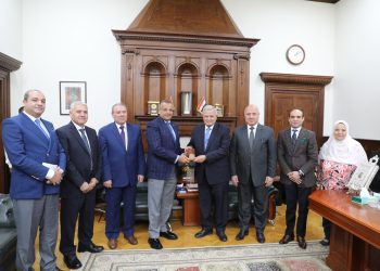 محافظ جنوب سيناء يزور الشركة القابضة لمياه الشرب والصرف الصحي لبحث تطوير خدمات الصرف