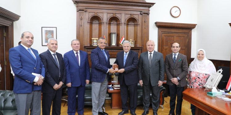 محافظ جنوب سيناء يزور الشركة القابضة لمياه الشرب والصرف الصحي لبحث تطوير خدمات الصرف