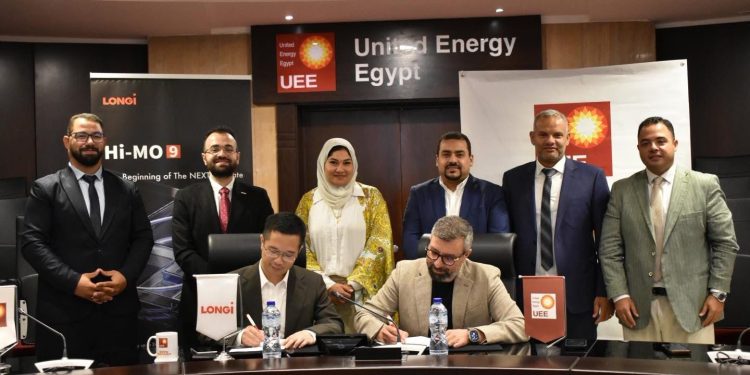 شركة يونايتد إنرجي إيجيبت توقّع اتفاقية تاريخية مع شركة لونجي لتنفيذ مشروع طاقة شمسية هجينة