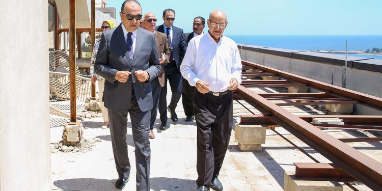 وزير قطاع الأعمال العام يجري جولة تفقدية لمبنى “قصر القطن” بالإسكندرية