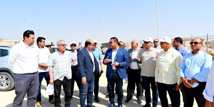 وزير الإسكان يتفقد وحدات المبادرة الرئاسية “سكن لكل المصريين” ومحطة صرف صحي بمدينة حدائق أكتوبر