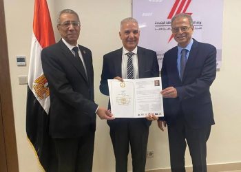 “رئيس كهرباء مصر” يتسلم الشهادة الدولية لمركز إعداد القادة من المجلس الوطني للتدريب و يشيد بجهود المركز بقيادة “الشورى”