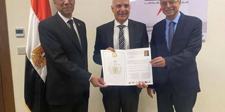 “رئيس كهرباء مصر” يتسلم الشهادة الدولية لمركز إعداد القادة من المجلس الوطني للتدريب و يشيد بجهود المركز بقيادة “الشورى”