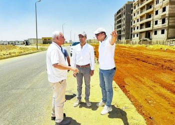 رئيس جهاز مدينة القاهرة الجديدة يتفقد مشروعات الإسكان وتطوير الطرق