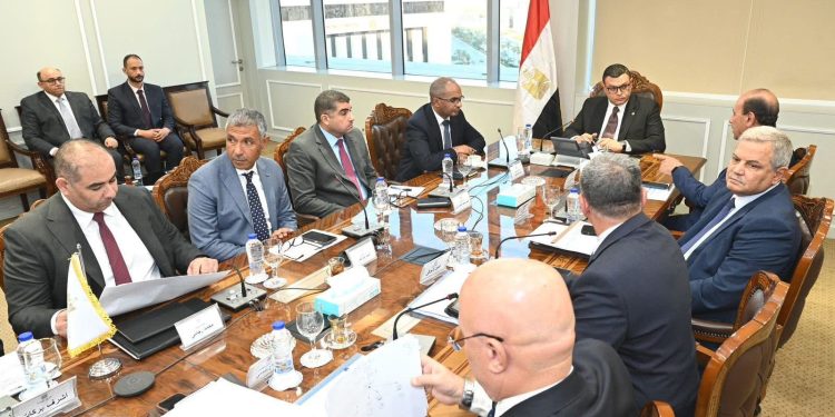 وزير الإسكان يعقد اجتماعا لمتابعة موقف المشروعات الجاري تنفيذها ضمن المبادرة الرئاسية “حياة كريمة”