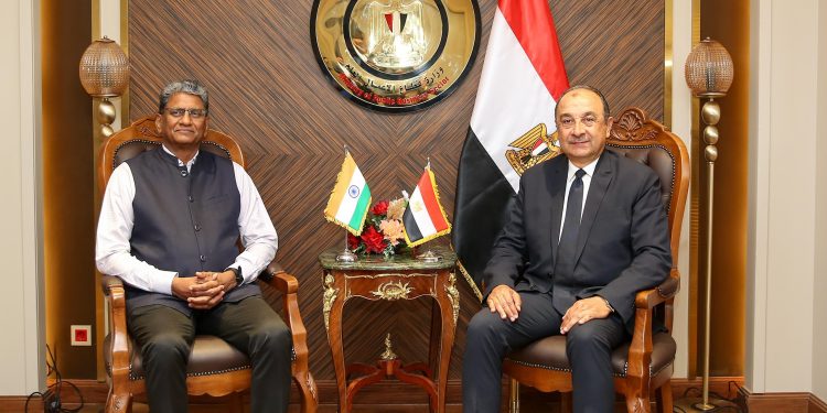 وزير قطاع الأعمال يبحث مع السفير الهندي بالقاهرة فرص تعزيز التعاون الصناعي والاستثماري