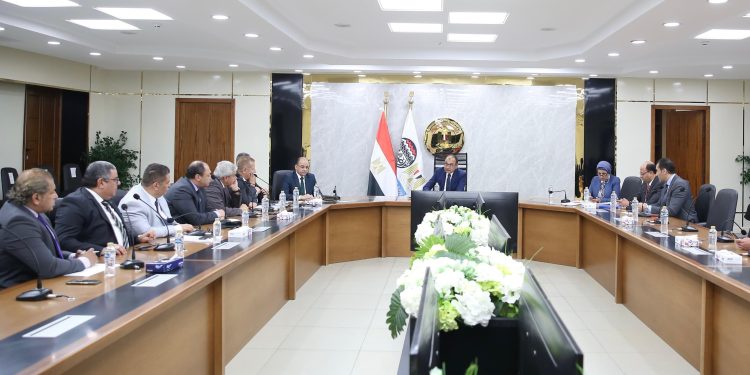 وزير قطاع الأعمال يجتمع بمجلس إدارة شركة النصر للإسكان والتعمير بتشكيله الجديد