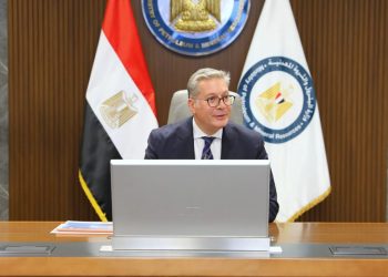وزير البترول والثروة المعدنية يلتقي مجموعة من كُتاب الرأي وخبراء الاقتصاد والطاقة